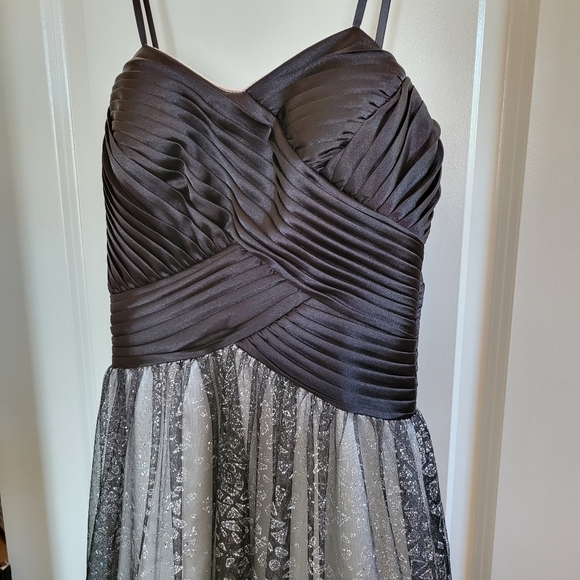 Strapless black full-length gown with silver sparkles in the skirt, size 7/8 - Picture 2 of 14